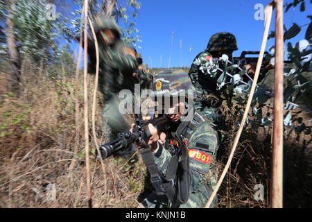 Kunming, Kunming, in Cina. 12 Dic, 2017. Kunming, in Cina-12th Dicembre 2017:(solo uso editoriale. Cina OUT).polizia armata ricevere 'Devil formazione" in Kunming, Cina del sud della provincia di Yunnan. Credito: SIPA Asia/ZUMA filo/Alamy Live News Foto Stock