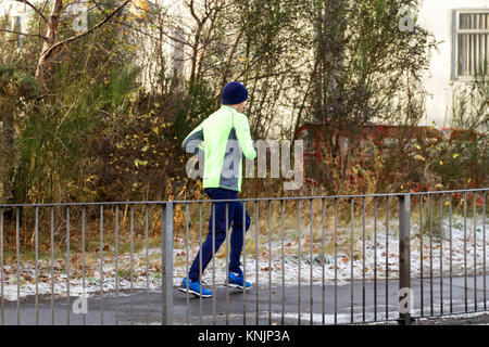 Dundee, Regno Unito. Dodicesimo Dicembre, 2017. Regno Unito Meteo: mentre la maggior parte della Gran Bretagna ha avuto tempeste di neve, Tayside ha freddo gelido meteo con sole nebuloso con temperature sotto zero (-1°C). Un pareggiatore sfidando il freddo jogging intorno all urban Dundee. Credits: Dundee fotografico/Alamy Live News Foto Stock