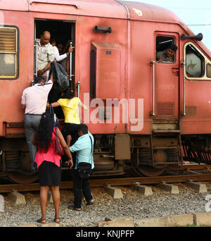 Colombo, Sri Lanka. 12 Dic, 2017. Il governo dello Sri Lanka di passeggeri il tentativo di trovare un posto all'interno del motore al Bambalapitiya stazione ferroviaria durante una ferrovia nazionale sciopero in Colombo Sri Lanka il 12 dicembre 2017 Credit: Lahiru Harshana/Alamy Live News Foto Stock