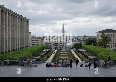 La vista sui giardini e la statua equestre di re Alberto I sul Mont des Arts, alla torre del municipio presso la Grand Place nella capitale belga Bruxelles, raffigurato su 25.06.2017. Il 96-metro-alta stile tardo gotico campanile è di Jan van Ruysbroeck, architetto di Filippo il Buono. Dal 1449 al 1455 la torre fu costruito al posto di una precedente torre. Sulla sommità della torre è una statua dorata di San Michele arcangelo santo patrono della città di Bruxelles, la lotta contro il drago. - Nessun filo SERVICE - foto: Sascha Steinach/dpa-Zentralbild/dpa | Utilizzo di tutto il mondo Foto Stock