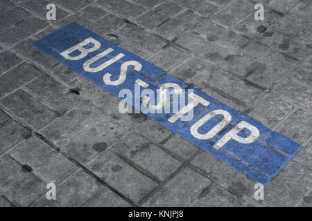 Una marcatura su strada per una fermata su una strada a ciottoli nel centro storico della capitale belga Bruxelles, raffigurato su 24.06.2017. - Nessun filo SERVICE - foto: Sascha Steinach/dpa-Zentralbild/dpa | Utilizzo di tutto il mondo Foto Stock