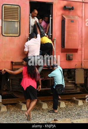 Colombo, Sri Lanka. 12 Dic, 2017. Il governo dello Sri Lanka di passeggeri il tentativo di trovare un posto all'interno del motore al Bambalapitiya stazione ferroviaria durante una ferrovia nazionale sciopero in Colombo Sri Lanka il 12 dicembre 2017 Credit: Lahiru Harshana/Alamy Live News Foto Stock