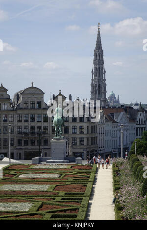 La vista sui giardini e la statua equestre di re Alberto I sul Mont des Arts, alla torre del municipio presso la Grand Place nella capitale belga Bruxelles, raffigurato su 25.06.2017. Il 96-metro-alta stile tardo gotico campanile è di Jan van Ruysbroeck, architetto di Filippo il Buono. Dal 1449 al 1455 la torre fu costruito al posto di una precedente torre. Sulla sommità della torre è una statua dorata di San Michele arcangelo santo patrono della città di Bruxelles, la lotta contro il drago. - Nessun filo SERVICE - foto: Sascha Steinach/dpa-Zentralbild/dpa | Utilizzo di tutto il mondo Foto Stock