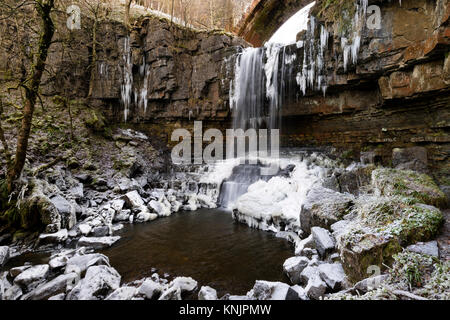 Forza Ashgill, Garrigill, Cumbria Regno Unito. Martedì 12 dicembre 2017. Regno Unito Meteo. Con le temperature durante la notte e scende a -13 gradi C in alcune aree del Regno Unito, spettacolare ghiaccioli formata sul ghiaccio rocce rivestite di forza Ashgill vicino Garigill in Cumbria. Credito: David Forster/Alamy Live News Foto Stock