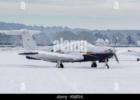 Wolverhampton Halfpenny Green Airport, Bobbington, UK. 12 Dic, 2017. Sulla notte più freddi dell'anno finora, con temperature durante la notte e scende a meno 10c in parti di Staffordshire e Shropshire, temperature di congelamento e neve continuano ad aggiungere interruzioni. Wolverhampton Halfpenny Green Airport che si trova sul confine tra le due contee rimaste chiuse polmonato con 5 cm di neve e ghiaccio. Sebbene molti aerei sono state avvolte fino contro il meteo a pochi riversati nei loro racconti sotto il peso della neve e del ghiaccio. Credito: Paolo mazzetto/Alamy Live News Foto Stock