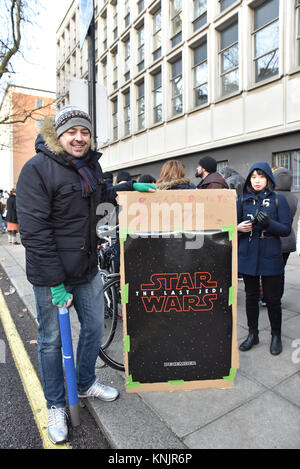 South Kensington, Londra, Regno Unito. 12 Dic, 2017. Tifosi in coda per questa sera premiere europeo di Star Wars: ultimi Jedi presso la Royal Albert Hall. Credito: Matteo Chattle/Alamy Live News Foto Stock