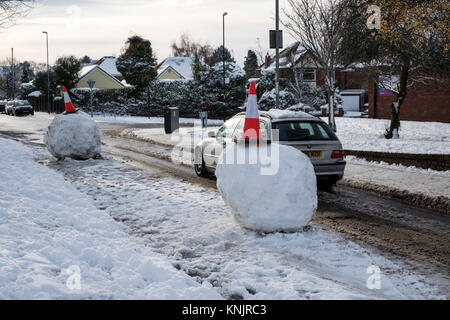 Burloni a creare enormi snowballs e rotolare in stretta strada provocando ancora di più il traffico indesiderato dei problemi Foto Stock