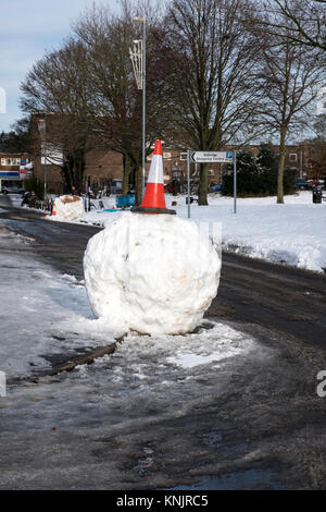 Burloni a creare enormi snowballs e rotolare in stretta strada provocando ancora di più il traffico indesiderato dei problemi Foto Stock