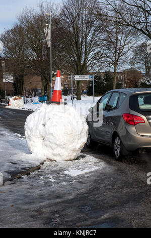 Burloni a creare enormi snowballs e rotolare in stretta strada provocando ancora di più il traffico indesiderato dei problemi Foto Stock