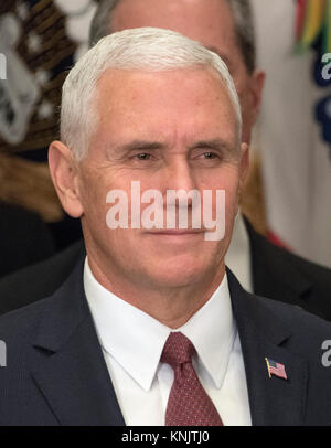 Il Vicepresidente degli Stati Uniti Mike Pence guarda come il presidente statunitense Trump rende commento prima di firmare H.R. 2810, Difesa Nazionale atto di autorizzazione per l'anno fiscale 2018, nella sala Roosevelt della Casa Bianca di Washington, DC Martedì, Dicembre 12, 2017. Credito: Ron Sachs/CNP /MediaPunch Foto Stock