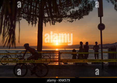 Un bellissimo tramonto su un lago nella splendida città svizzera di Montreux in europa Foto Stock