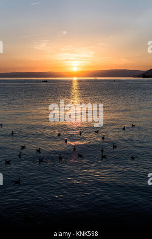 Un bellissimo tramonto su un lago nella splendida città svizzera di Montreux in europa Foto Stock