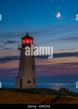 Mezzaluna sopra Peggy's Cove Lighthouse, Peggy's Cove, Nova Scotia, Canada. Foto Stock