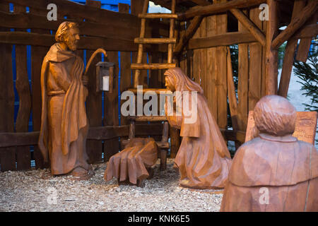 La natività con live dimensionato figure in legno sorge nel centro di Alzey al mercato del pesce (Fischmarkt). Foto Stock