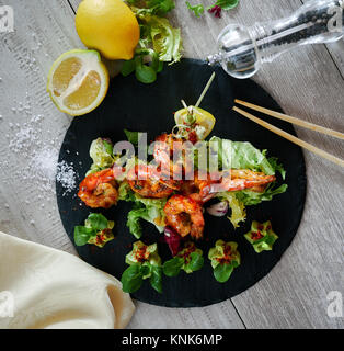 Grigliata di gamberi alla griglia con insalata di guacamole Foto Stock