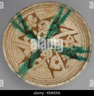 Earthenware Bowl, attribuito all'Iran, fine XII-XIII secolo Foto Stock