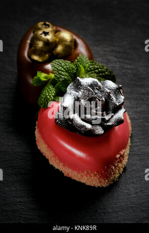 Due a forma di cuore ad torte decorate con argento e oro zecchino Foto Stock