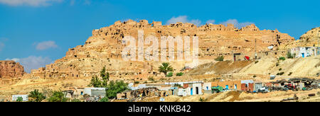 Panorama di Chenini, fortificata del villaggio berbero nel sud della Tunisia Foto Stock