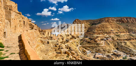 Panorama di Chenini, fortificata del villaggio berbero nel sud della Tunisia Foto Stock
