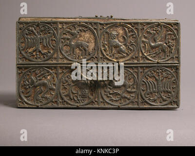 Una scatola tedesca del XIII secolo fatta di piombo e legno con doratura, decorazione gesso, maniglia in lega di rame e piastra di bloccaggio, e tracce di tessuto rosso. Foto Stock