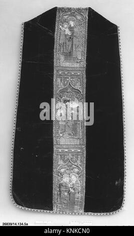 Chasuble con Vergine e bambino, Apostoli e Profeti, XV secolo, francese, Medio: Velluto, filo di seta e oro Foto Stock