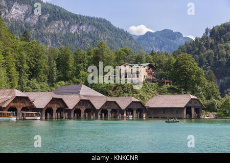 Boathouses e hotel a Konigssee vicino a Berchtesgaden nelle Alpi tedesche Foto Stock