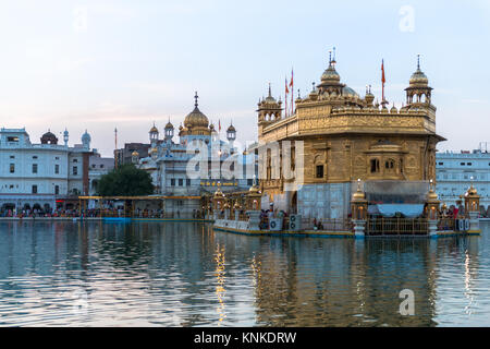 AMRITSAR, India - 20 Marzo 2016: immagine orizzontale della bella Sri Harmandir Sahib, noto come tempio d'Oro, sito del sikhismo, situato in Amritsa Foto Stock