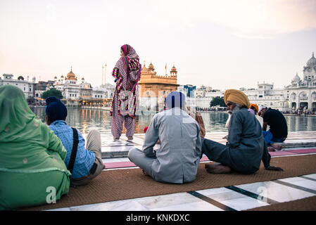 AMRITSAR, India - 20 Marzo 2016: ampio angolo foto di indiani di religione sikh persone che indossano abiti tradizionali presso Sri Harmandir Sahib, noto come tempio d'oro, Foto Stock