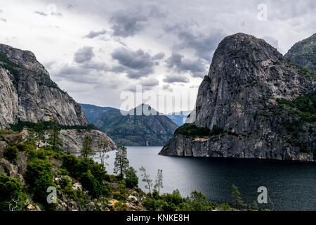 Kolana telai Rock come sentinella al di sopra del lago area ristretta appena come una tempesta infusi oltre l'Hetch Hetchy Reservoir, il Parco Nazionale di Yosemite. Foto Stock