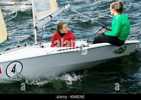 Lago Macquarie, Australia - aprile 16. 2013: i bambini a competere in Australian combinati di alta scuola campionati di vela. Giovani concorrenti hanno gareggiato Foto Stock