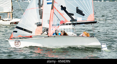 Lago Macquarie, Australia - aprile 16. 2013: i bambini a competere in Australian combinati di alta scuola campionati di vela. Giovani concorrenti hanno gareggiato Foto Stock