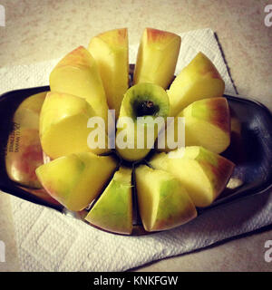 Apple essendo tagliate con un coltello di apple. Foto Stock