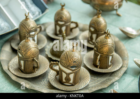 Vecchio vintage vasellame in argento o tazza da tè set. Foto Stock