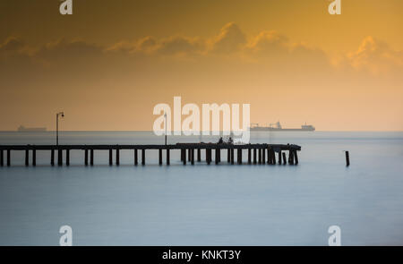 Pier, la pesca del molo che si estendono sul mare Foto Stock