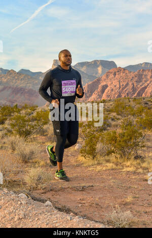 African American uomo formazione per 10k correre nel deserto del Nevada. Foto Stock