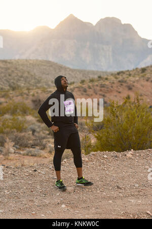 African American uomo formazione per 10k correre nel deserto del Nevada. Foto Stock