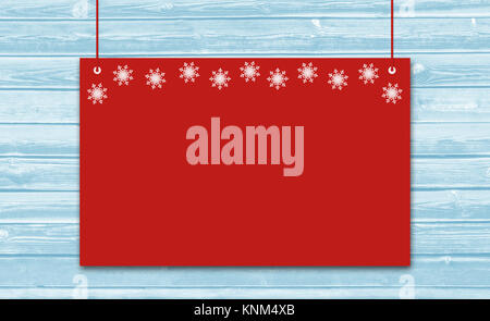 Rosso scheda pensili con i fiocchi di neve per gli auguri di Natale. Foto Stock