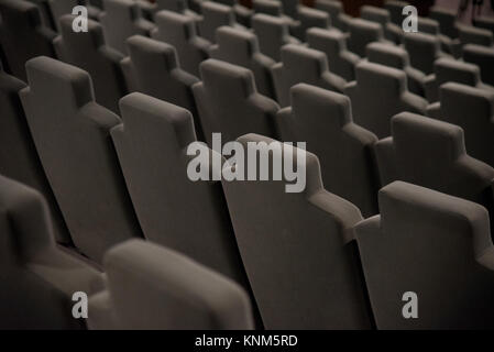 Sala cinema con poltrone di colore beige Foto Stock