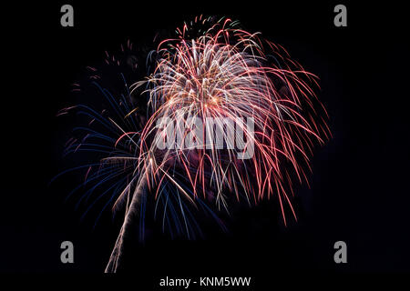 Splendido spettacolo di fuochi d'artificio riempie la notte il cielo Foto Stock