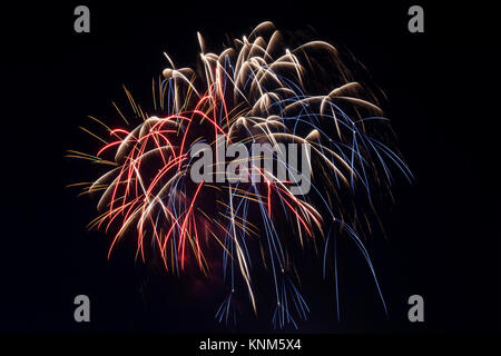 Splendido spettacolo di fuochi d'artificio riempie la notte il cielo Foto Stock