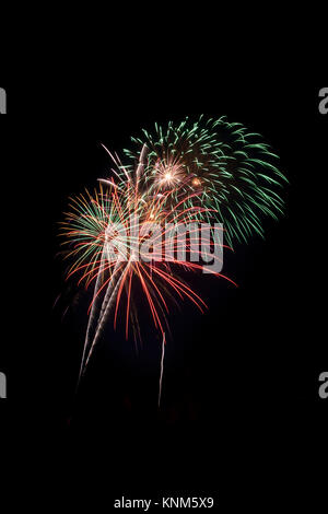 Splendido spettacolo di fuochi d'artificio riempie la notte il cielo Foto Stock