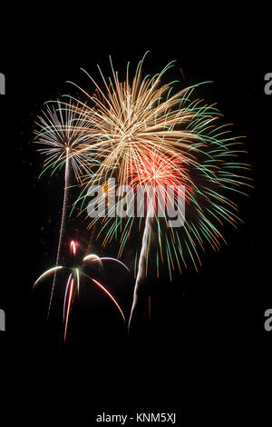 Splendido spettacolo di fuochi d'artificio riempie la notte il cielo Foto Stock