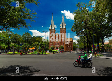 Saigon Notre-dame Basilica Cattedrale (Basilica di Nostra Signora dell Immacolata Concezione) sul cielo azzurro sfondo nella città di Ho Chi Minh, Vietnam. Foto Stock