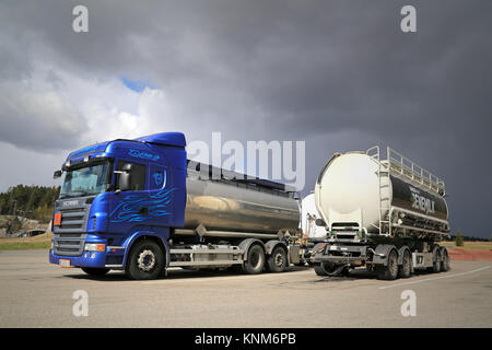 SALO, Finlandia - 2 Maggio 2014 : Scania R480 autobotte e di un rimorchio su un cantiere appena prima di un temporale. Scania erogherà circa 1500 biodiesel tru Foto Stock