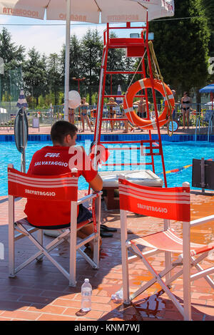 San Cesario sul Panaro, Modena, Italia - 16 Luglio 2016: Lifeguard vicino sweeming pool di Piscina Barracuda Foto Stock