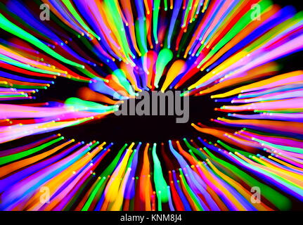 Abstract multi-colore luce sentieri girato con una lunga esposizione di notte. La pittura di luce con effetto zoom. Foto Stock