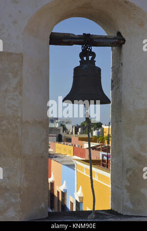 Campeche, campana sulla terra e porta via con edifici coloniali, Messico Foto Stock