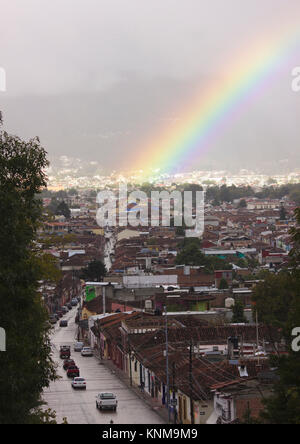 San Cristóbal de las Casas, città vecchia e rainbow da Guadalupe, Chiapas, Messico Foto Stock
