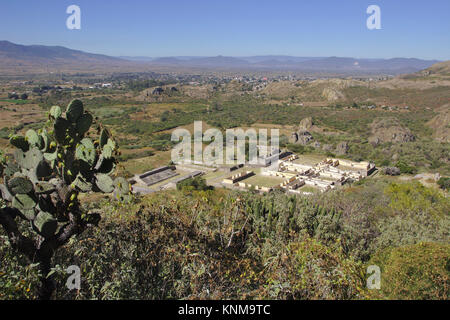 Yagul, vista dalla fortezza con palla e Palazzo dei sei patii, Oaxaca Foto Stock