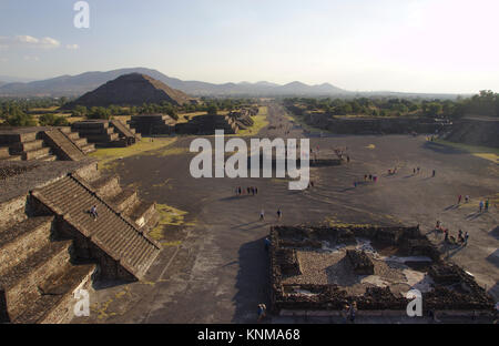 Teotihuacán, vista dalla Piramide della Luna alla Piramide del sole e Avenue dei morti, Messico Foto Stock